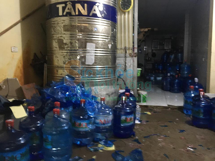 Hãi hùng vời cơ sở sản xuất bình nước đóng chai “bẩn” ở quận Đống Đa