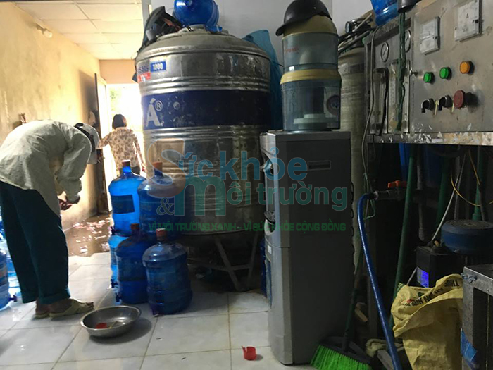 Hãi hùng vời cơ sở sản xuất bình nước đóng chai “bẩn” ở quận Đống Đa