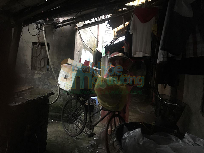 Dân ngụ cư chợ Long Biên sống trong cảnh ô nhiễm nhiều năm qua