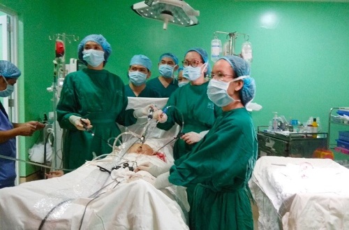 Phẫu thuật thành công ca vỡ nang buồng trứng cho cô gái 23 tuổi