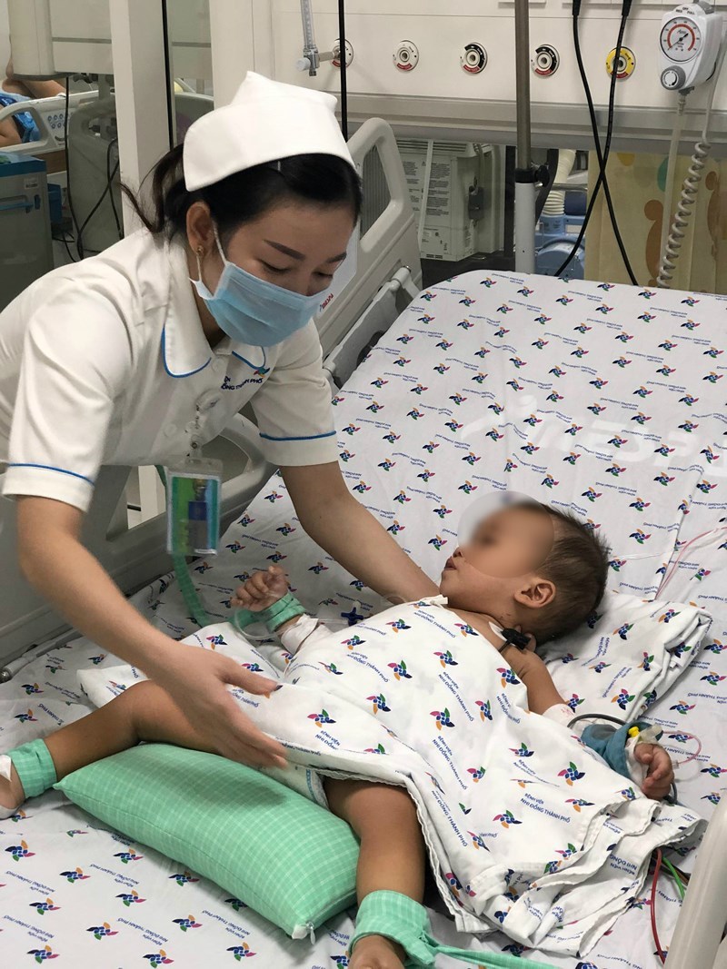 Bé trai 15 tháng tuổi uống nhầm hóa chất đựng trong chai C2