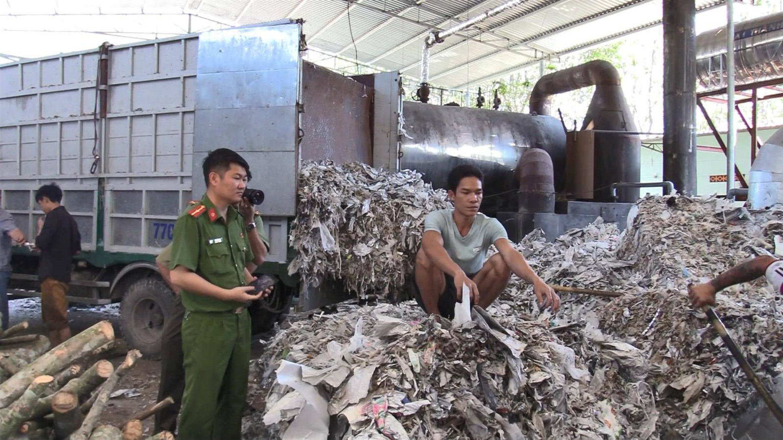 Bình Dương: Bắt quả tang doanh nghiệp đốt lò sấy bằng rác thải công nghiệp