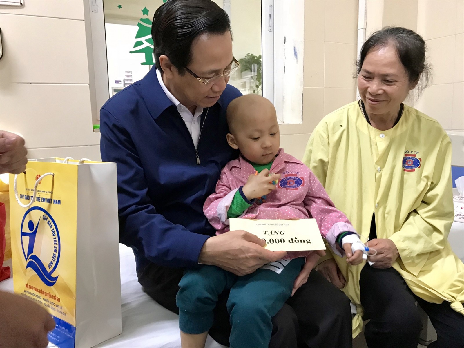 Bộ trưởng Bộ Lao động - Thương binh và Xã hội thăm, tặng quà cho 76 bệnh nhi ung thư đang điều trị tại Bệnh viện K