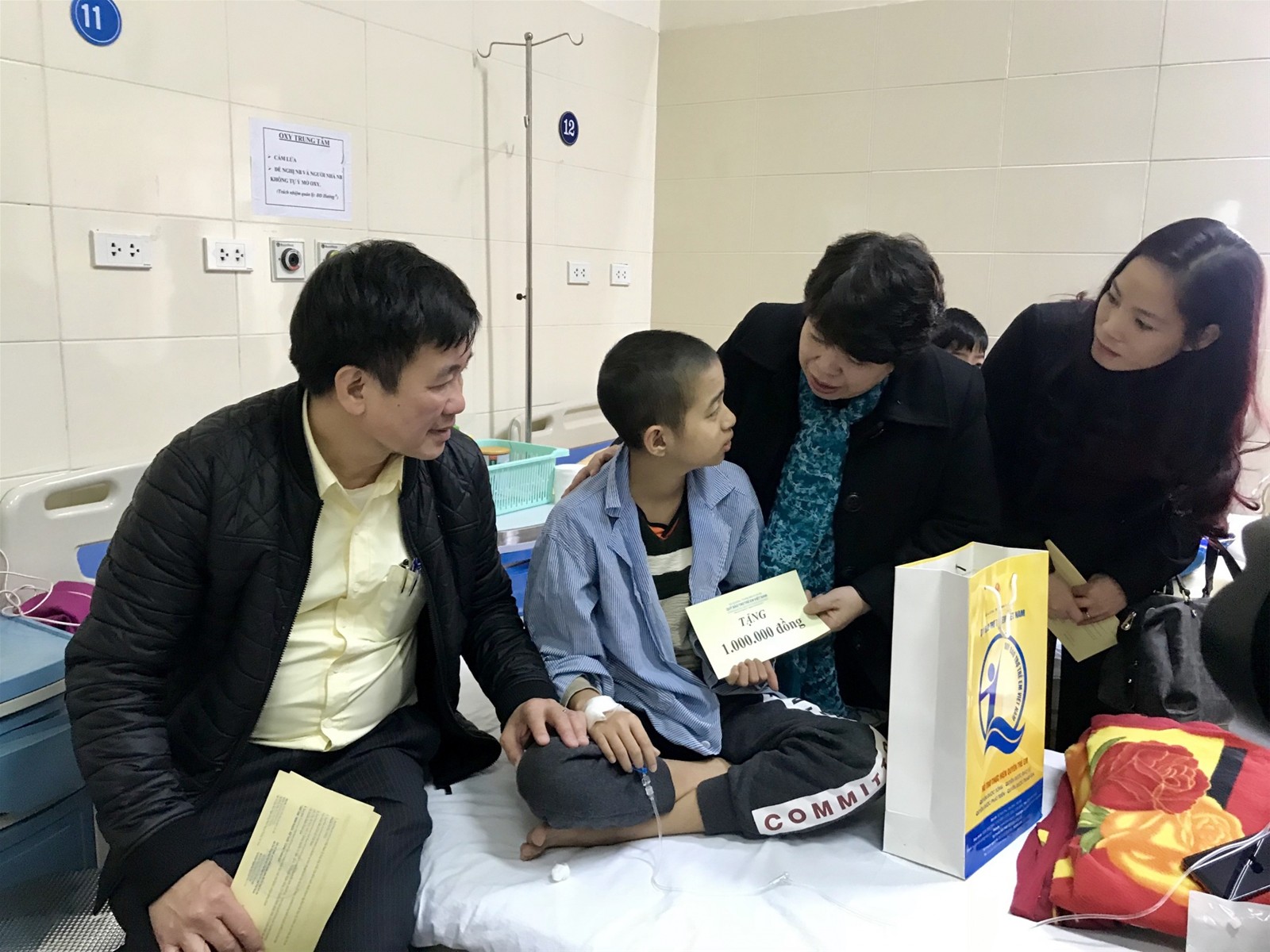 Bộ trưởng Bộ Lao động - Thương binh và Xã hội thăm, tặng quà cho 76 bệnh nhi ung thư đang điều trị tại Bệnh viện K