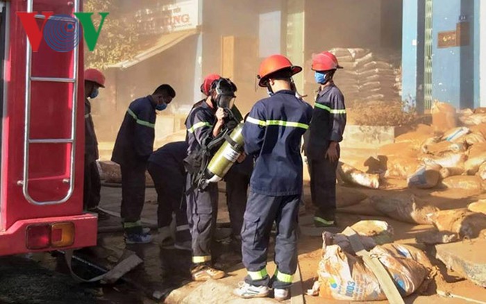 ‘Bà hỏa’ ghé thăm, khoảng 200 chiến sĩ tham gia dập cháy kho chế biến hương