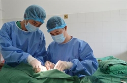 co gai hoai tu toan bo nguc do bom silicon nang nguc