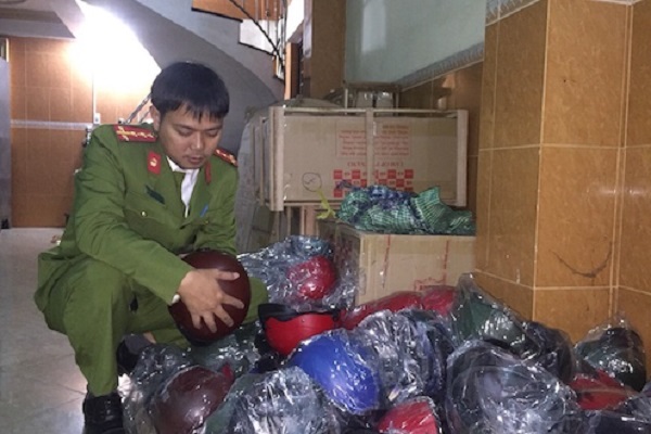 Bắt xe ô tô chở hàng giả trị giá hơn 300 triệu đồng