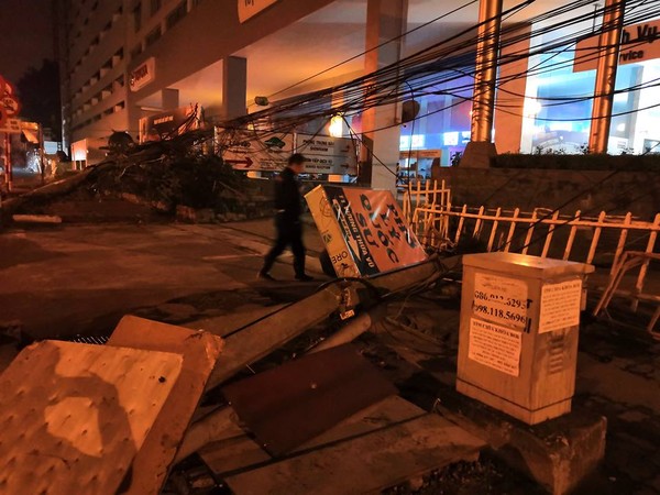 Xe bồn chở xăng kéo đổ 4 cột điện bỏ đi trong đêm, nhiều hộ dân mất điện