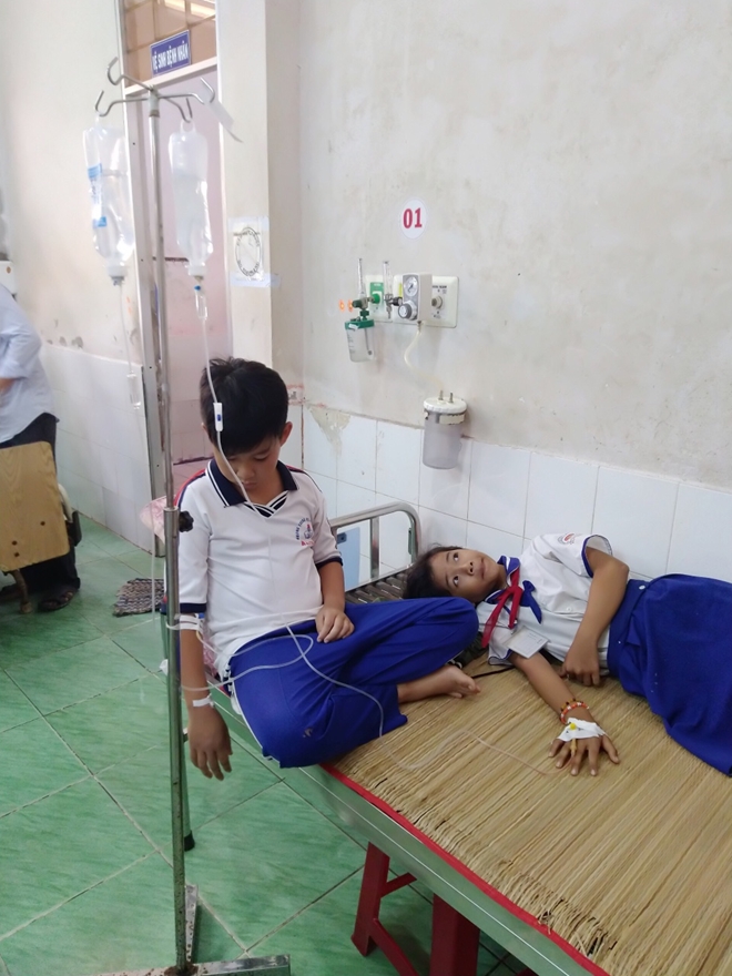 Cà Mau: Súc miệng ngừa sâu răng ở lớp, 45 học sinh đau bụng nhập viện khẩn cấp
