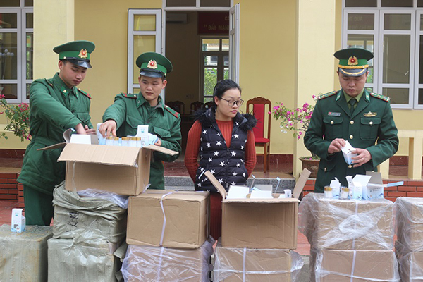 Quảng Ninh: Phát hiện đối tượng vận chuyển hơn 2.000 lọ kem dưỡng da nhập lậu từ Trung Quốc