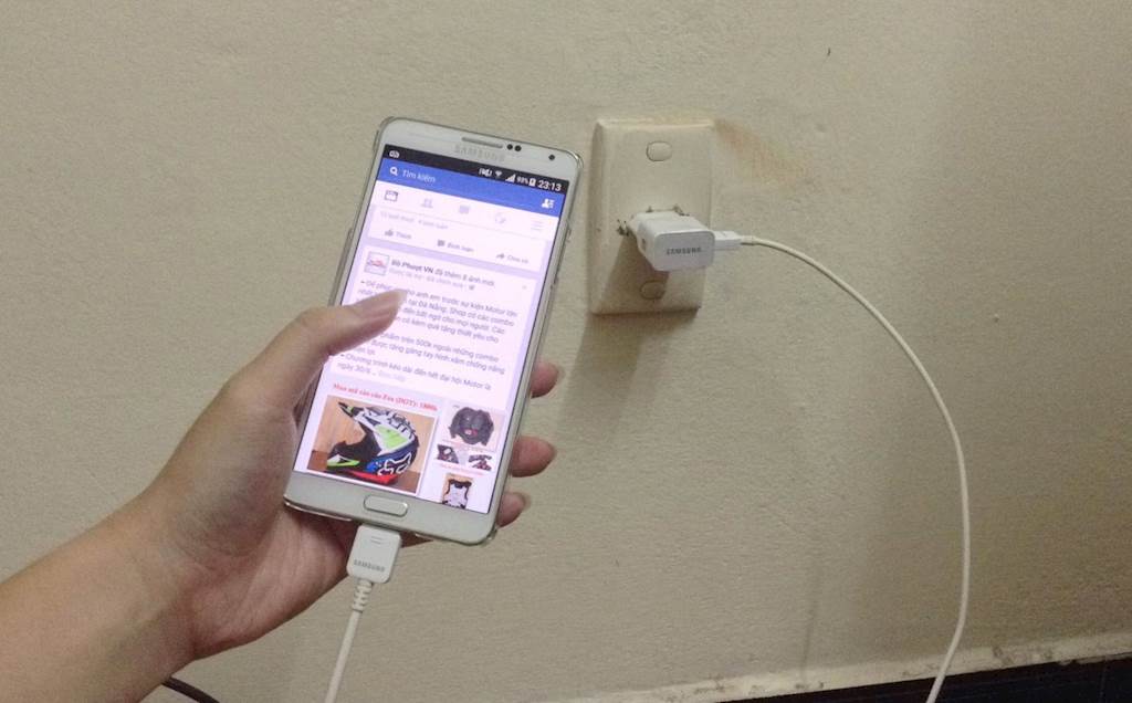 Thiếu niên 17 tuổi bị nát bàn tay do vừa dùng điện thoại vừa sạc