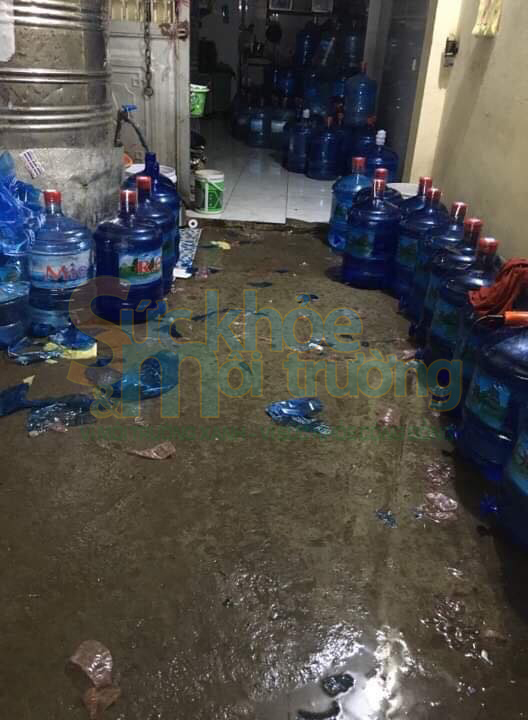 UBND phường Khương Đình: Tạm đình chỉ cơ sở sản xuất nước đóng chai bẩn