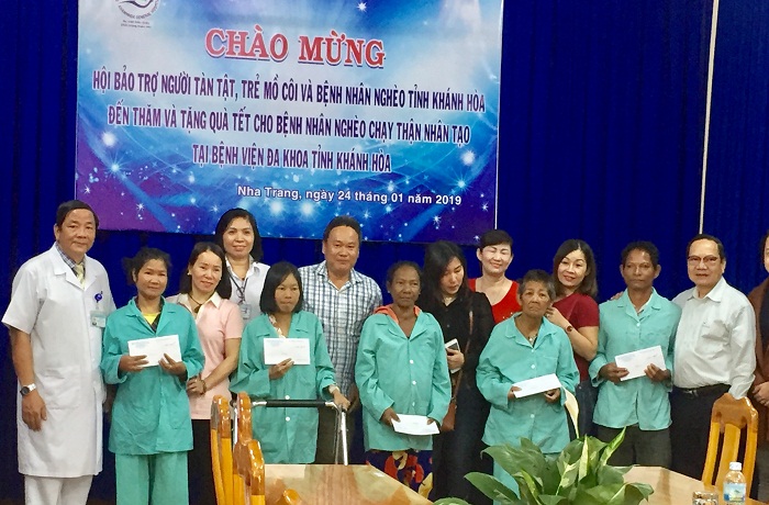 Tặng 50 suất quà cho bệnh nhân chạy thận tại BVĐK tỉnh Khánh Hòa