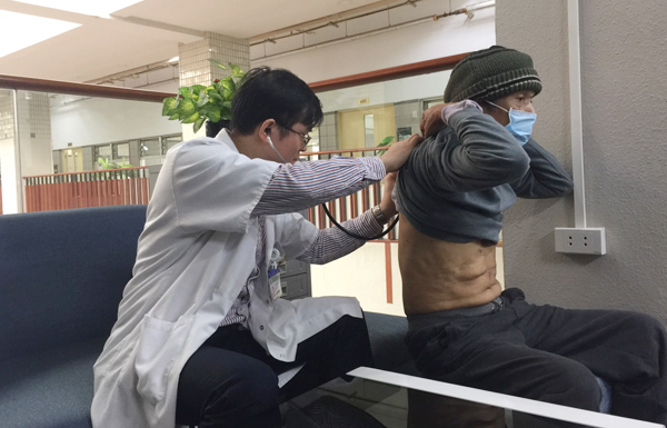 Ho ra cả cốc máu, người đàn ông bất ngờ thủ phạm là mảnh xương găm