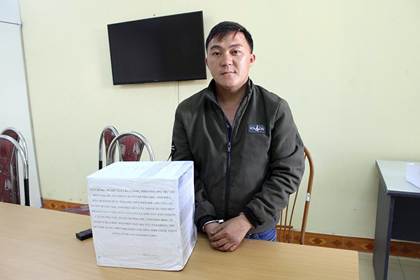 Bắt giữ đối tượng vác bao tải thuốc phiện băng rừng đi bán