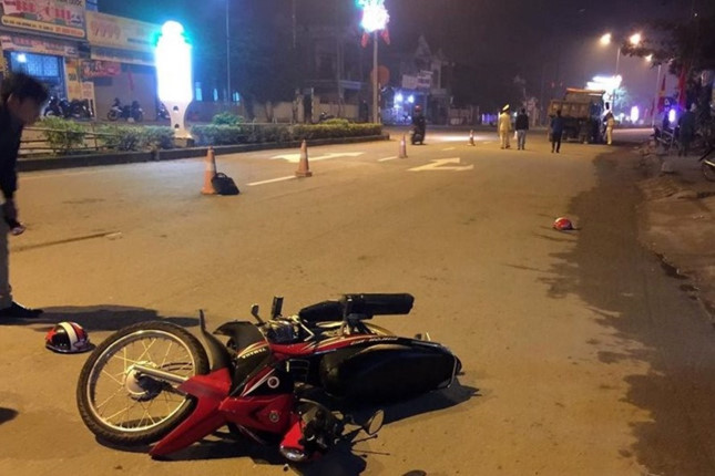Bị xe tải tông, 2 con tử vong, cha thương nặng