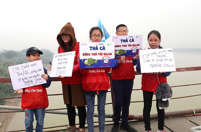 Người dân Hà Nội tấp nập ra sông thả cá chép tiễn ông Táo về trời