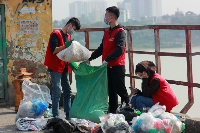 Người dân Hà Nội tấp nập ra sông thả cá chép tiễn ông Táo về trời
