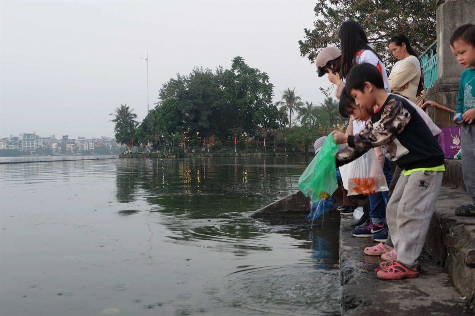 Người dân Hà Nội tấp nập ra sông thả cá chép tiễn ông Táo về trời