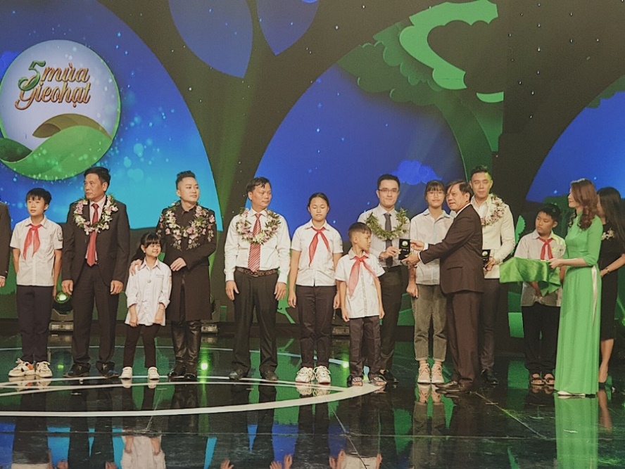 Vinamilk đồng hành cùng cặp lá yêu thương với hành trình “Trao cơ hội đi học, cho cơ hội đổi đời”