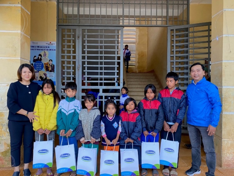 Vinamilk đồng hành cùng cặp lá yêu thương với hành trình “Trao cơ hội đi học, cho cơ hội đổi đời”