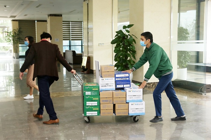 Tập đoàn TH tặng hơn 200.000 ly sữa tươi và đồ uống, chung tay đẩy lùi Covid-19 tại Hải Dương, Quảng Ninh