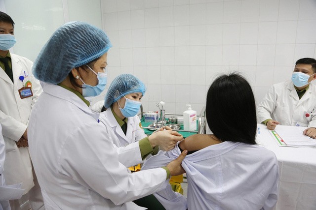Bộ trưởng Bộ Y tế: Tăng cường gi&aacute;m s&aacute;t người nhập cảnh, kịp thời ph&aacute;t hiện biến chủng Omicron