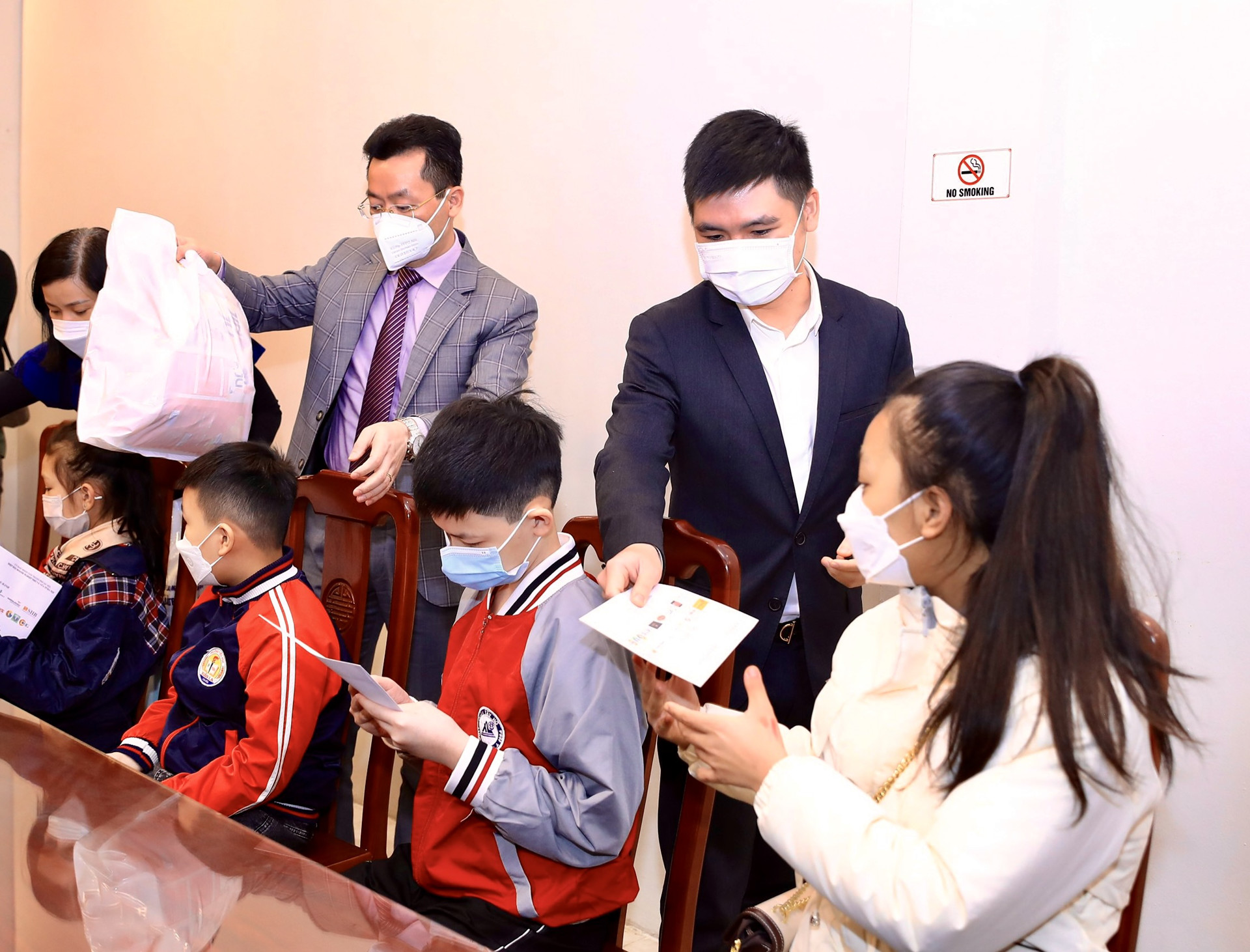 Trao tặng 80 suất quà cho trẻ em khó khăn tại Hà Nội: Lan tỏa những giá trị nhân văn