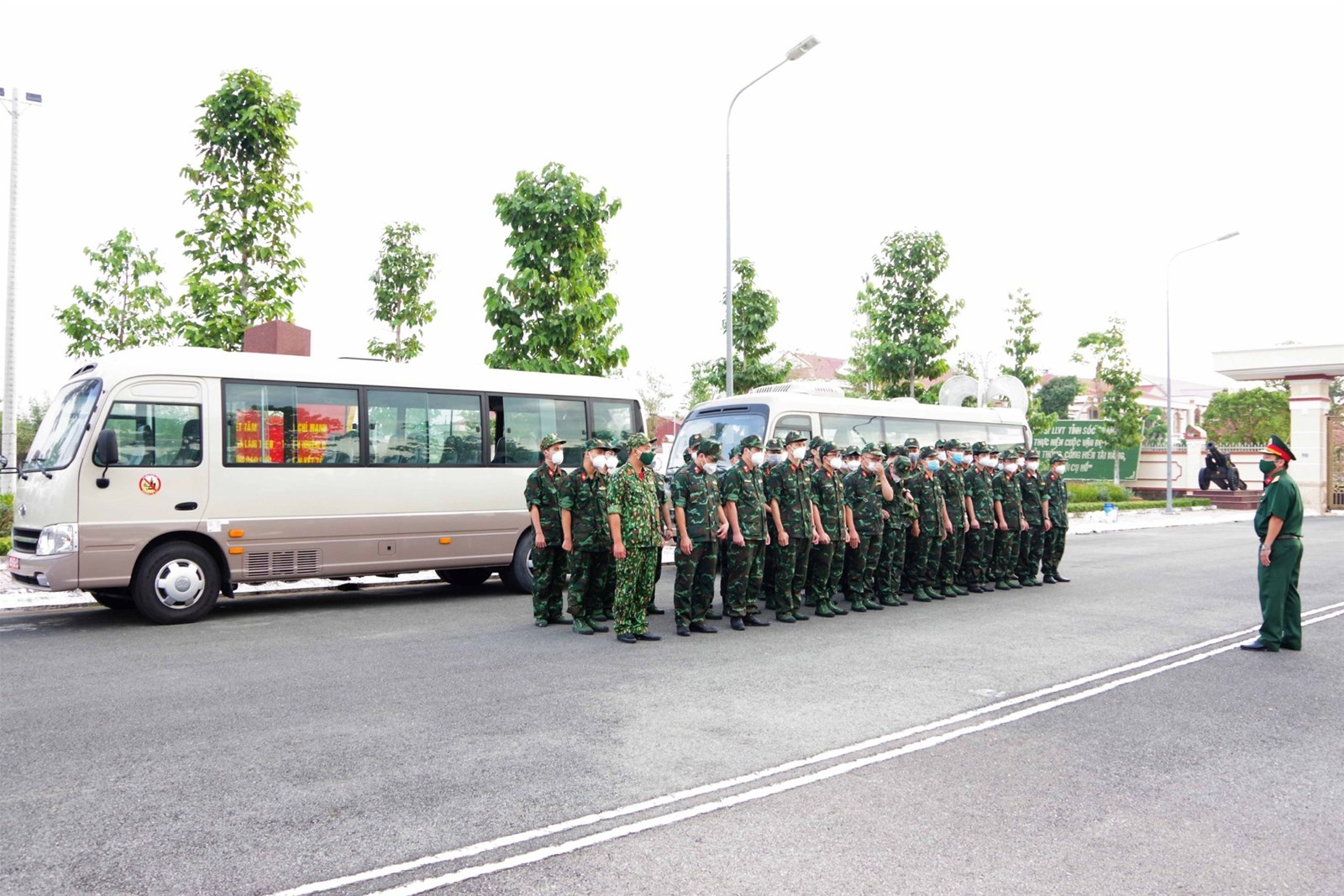 S&oacute;c Trăng gặp gỡ, động vi&ecirc;n v&agrave; đưa tiễn c&aacute;n bộ, chiến sĩ, b&aacute;c sỹ ho&agrave;n th&agrave;nh nhiệm vụ tăng cường ph&ograve;ng, chống dịch Covid-19