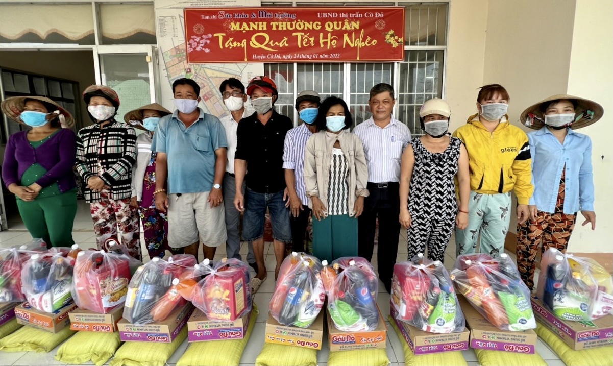 Tạp chí Sức khoẻ &amp; Môi trường trao quà hỗ trợ 260 hộ khó khăn tại TP.Cần Thơ vui xuân, đón Tết