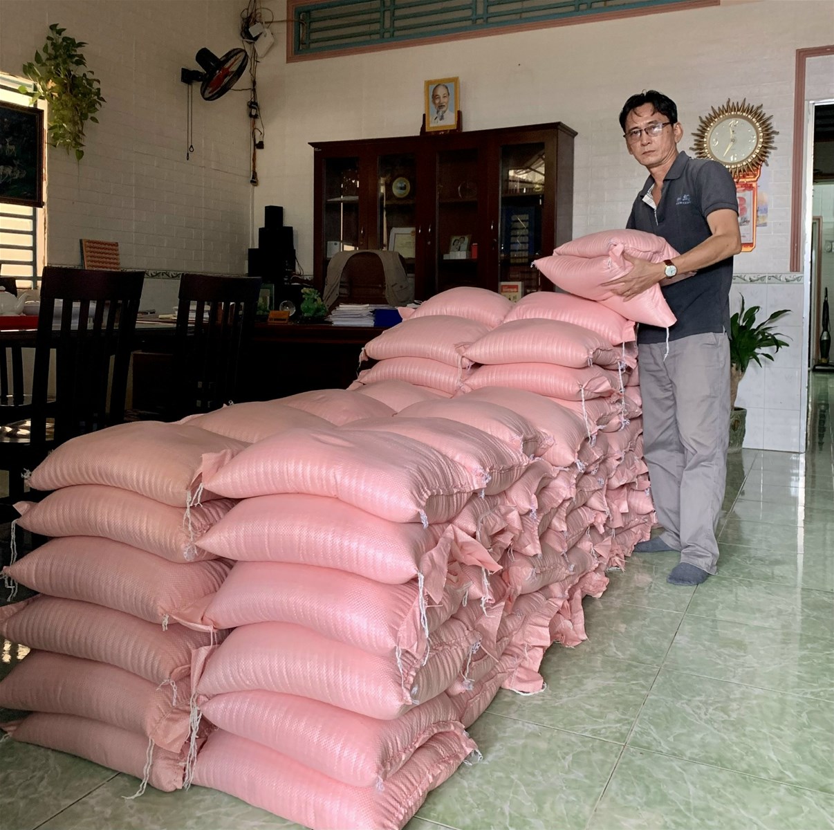 Tạp chí Sức khoẻ &amp; Môi trường trao quà hỗ trợ 260 hộ khó khăn tại TP.Cần Thơ vui xuân, đón Tết