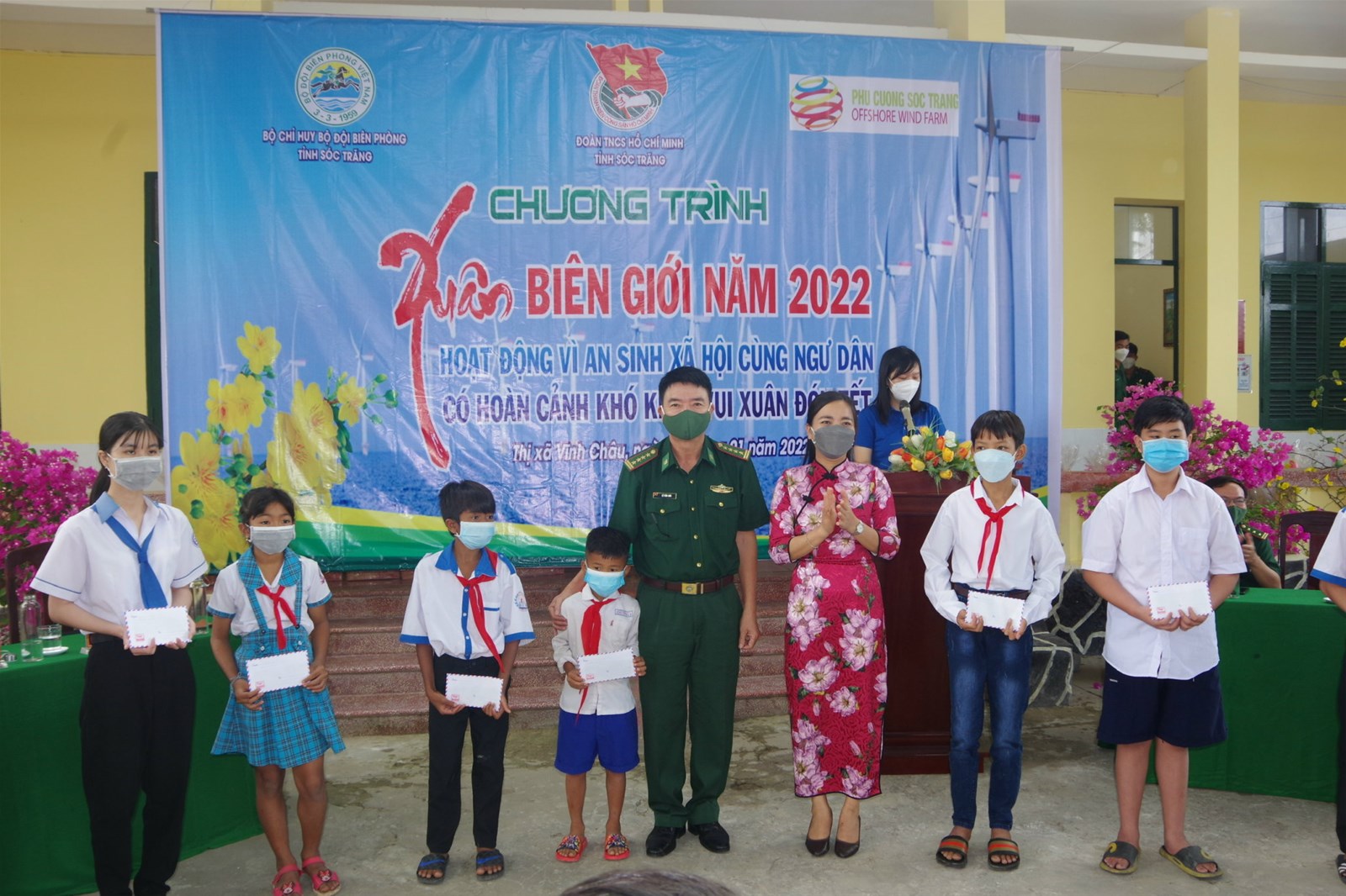 BĐBP Sóc Trăng trao tặng 100 phần quà tết cho người nghèo khu vực biên giới biển