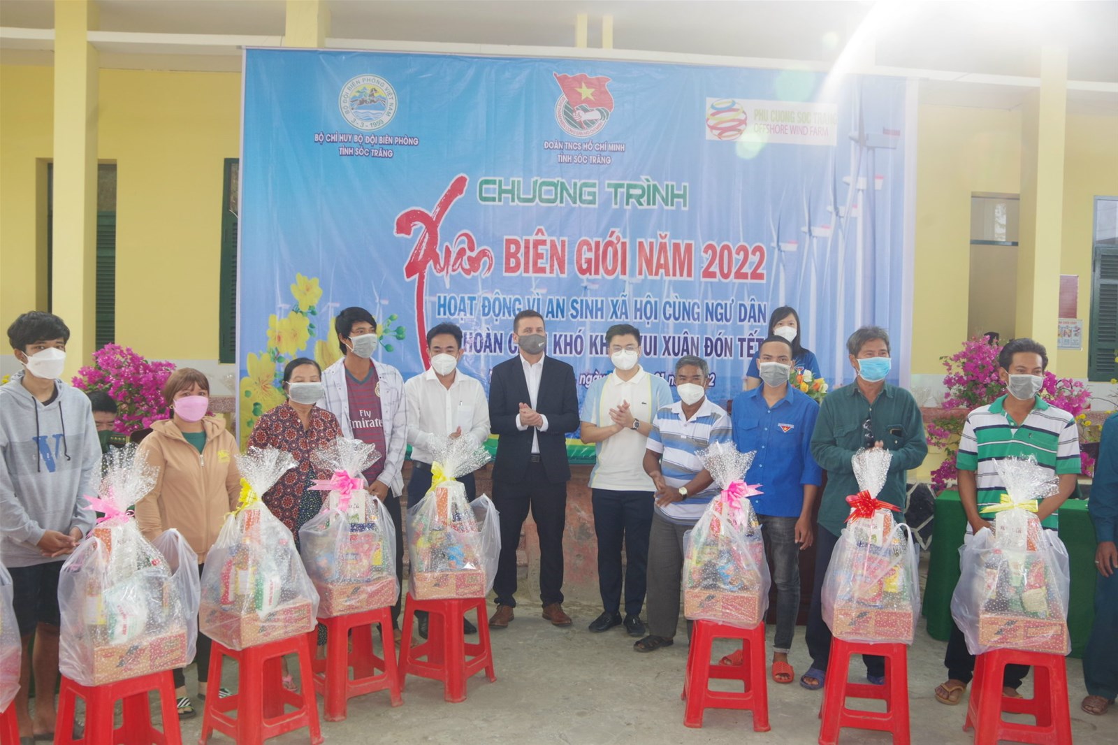BĐBP Sóc Trăng trao tặng 100 phần quà tết cho người nghèo khu vực biên giới biển