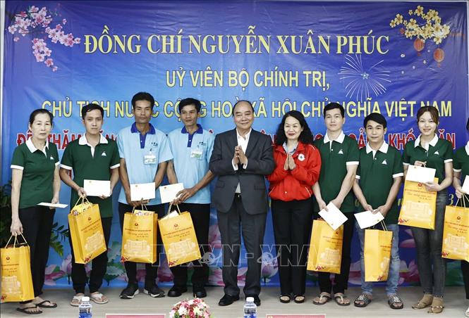 Chủ tịch nước trao quà Tết tặng gia đình chính sách, người nghèo tại Kiên Giang