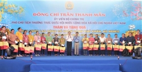pho chu tich thuong truc quoc hoi trao qua tet tai tinh soc trang