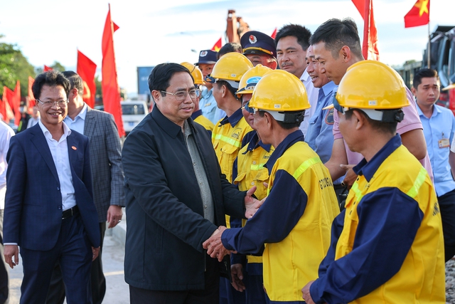Thủ tướng: Vừa cải tạo, nâng cấp đường sắt Hà Nội - TPHCM, vừa nghiên cứu, chuẩn bị đầu tư đường sắt tốc độ cao Bắc - Nam