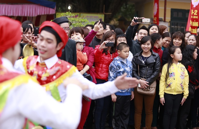 Trai làng mặc váy múa hội ở Hà Nội