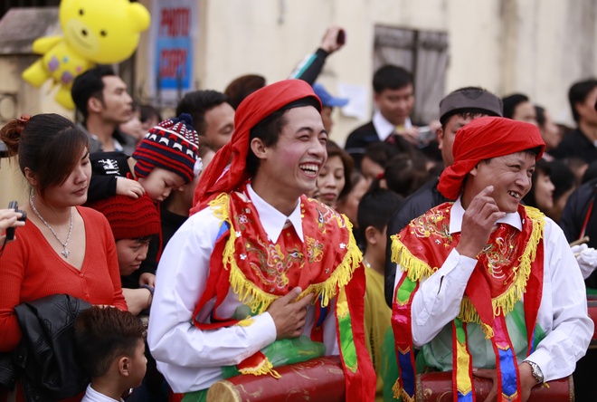 Trai làng mặc váy múa hội ở Hà Nội