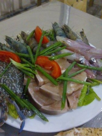 Miếng c&amp;aacute; basa cứng như đ&amp;aacute; trong xuất lẩu hải sản tươi sống tại Long Bi&amp;ecirc;n (HN)
