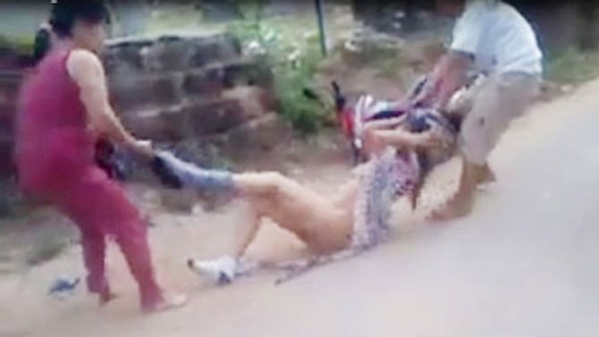 Những kiểu đ&amp;amp;aacute;nh ghen kinh ho&amp;amp;agrave;ng chỉ c&amp;amp;oacute; ở Việt Nam - Ảnh 1