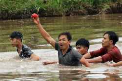 hang tram thanh nien boi duoi ruong bun trong gia lanh de cuop phet