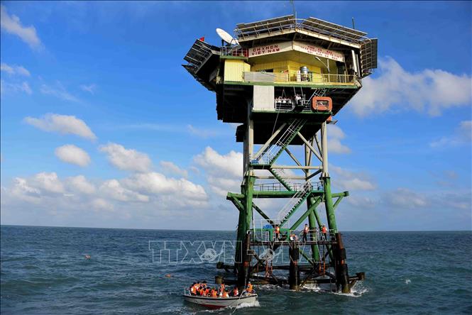 Đ&oacute;n Xu&acirc;n tr&ecirc;n những 'ng&ocirc;i nh&agrave;' giữa biển khơi