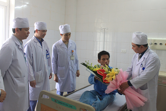 Thanh H&oacute;a: Thực hiện th&agrave;nh c&ocirc;ng ca thay động mạch nh&acirc;n tạo đầu ti&ecirc;n
