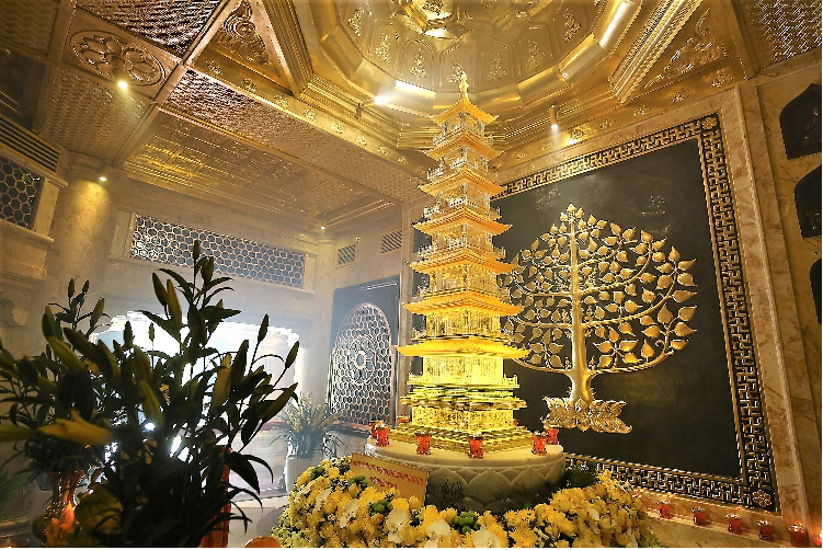Đầu xu&acirc;n, h&agrave;nh hương l&ecirc;n đỉnh Fansipan chi&ecirc;m b&aacute;i x&aacute; lợi Phật