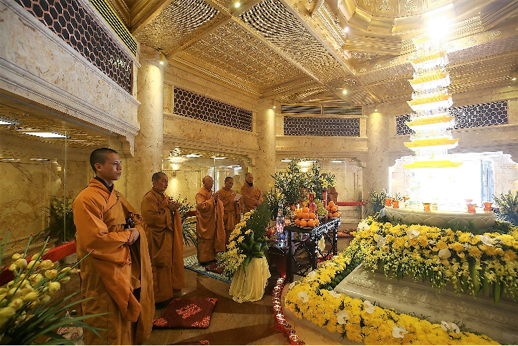 Đầu xu&acirc;n, h&agrave;nh hương l&ecirc;n đỉnh Fansipan chi&ecirc;m b&aacute;i x&aacute; lợi Phật
