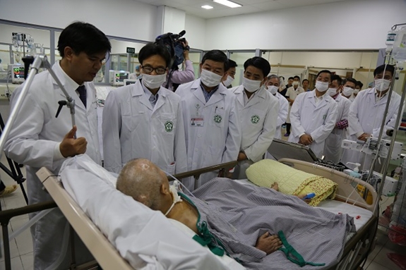 Ph&oacute; thủ tướng Vũ Đức Đam v&agrave; Bộ trưởng Bộ Y tế thăm, kiểm tra c&ocirc;ng t&aacute;c trực tại một số bệnh viện