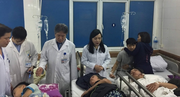 Ph&oacute; thủ tướng Vũ Đức Đam v&agrave; Bộ trưởng Bộ Y tế thăm, kiểm tra c&ocirc;ng t&aacute;c trực tại một số bệnh viện