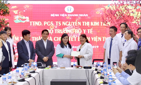 Ph&oacute; thủ tướng Vũ Đức Đam v&agrave; Bộ trưởng Bộ Y tế thăm, kiểm tra c&ocirc;ng t&aacute;c trực tại một số bệnh viện
