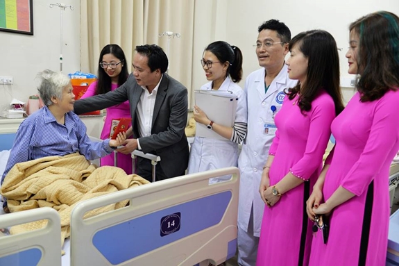 Ph&oacute; thủ tướng Vũ Đức Đam v&agrave; Bộ trưởng Bộ Y tế thăm, kiểm tra c&ocirc;ng t&aacute;c trực tại một số bệnh viện
