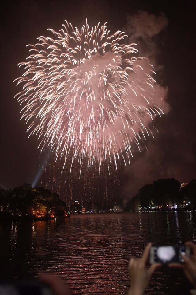 Năm Kỷ Hợi 2019: Cả nước ch&agrave;o đ&oacute;n năm mới với m&agrave;n ph&aacute;o hoa rực s&aacute;ng bầu trời